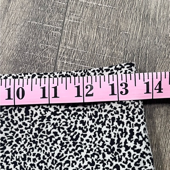 Athleta Leopard Print Salutation Stash II Textured Tight Crop Leggings Size M - Picture 2 of 8